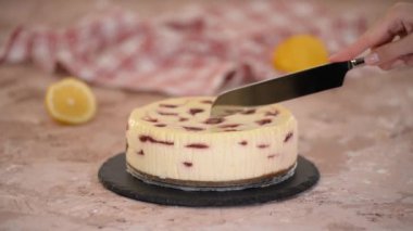  Pasta şefi kirazlı cheesecake kesti..