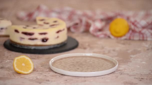 Pedazo Delicioso Pastel Queso Cereza — Vídeo de stock