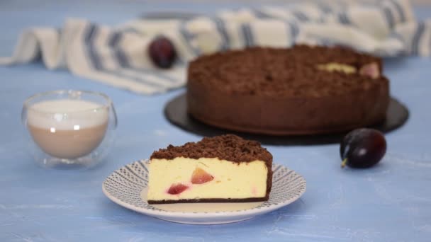 梅とチョコレートのクランブルとおいしい自家製チーズケーキのピース — ストック動画