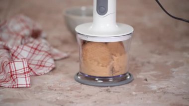 Mikserde öğütülmüş kurabiyeler. Kurabiyelerden tatlı yapıyorum..