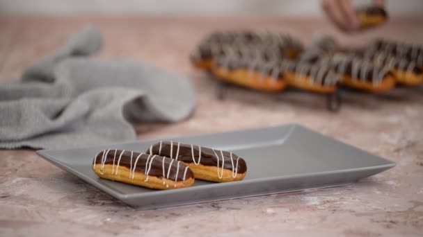 法国甜品埃克雷与巧克力和奶油 传统的法国甜点 — 图库视频影像