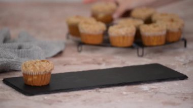 Kahverengi şekerli ev yapımı sonbahar balkabağı kekleri..