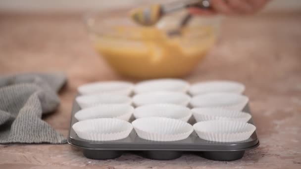 Giovane Donna Che Prepara Muffin Zucca Casa — Video Stock