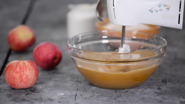 在搅拌碗中加入面粉 做苹果蛋糕 — 图库视频影像