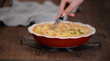 Çoban turtası, kıyma, sebze ve patates püresi ile geleneksel İngiliz yemeği..