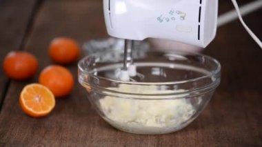 Tereyağıyla şekeri karıştırma makinesiyle karıştırıyorum..