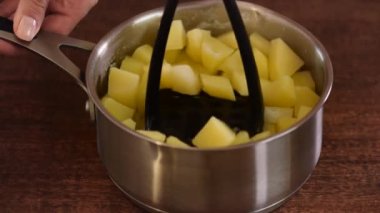 Patates püresi yapma süreci.