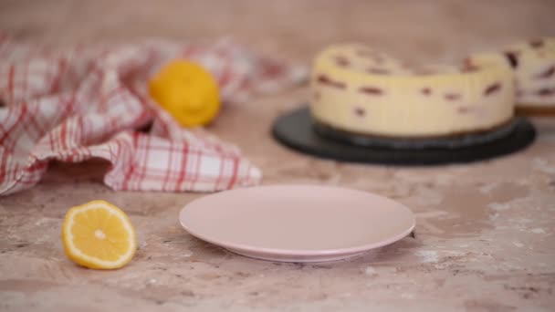 Pedazo de delicioso pastel de queso de cereza. — Vídeos de Stock