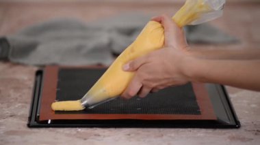 Ev mutfağında eklerlerin hazırlanması. Eklemelerin pişirilme süreci.