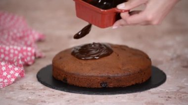 Meyveli kekin üstüne çikolata dökmek.