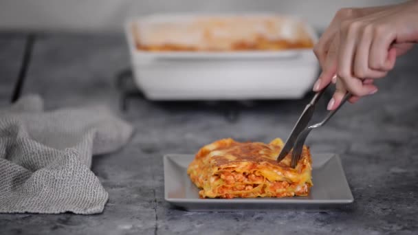 A comer uma fatia de lasanha. Comida italiana. — Vídeo de Stock