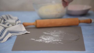 Diz çöken Ekmek Ekmek Elle.