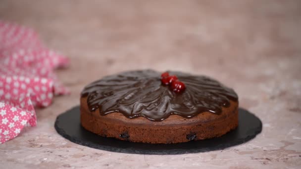 El proceso de hacer un pastel de chocolate con cerezas. Coloca cerezas encima del pastel.. — Vídeos de Stock