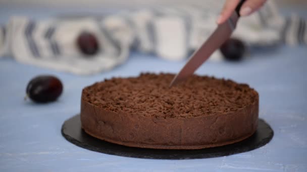 Taglio torta di cioccolato frolla fatta in casa con prugne. — Video Stock