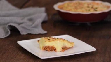 Çoban turtası, kıyma, sebze ve patates püresi ile geleneksel İngiliz yemeği..