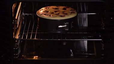 Ev yapımı peynirli kek fırında..