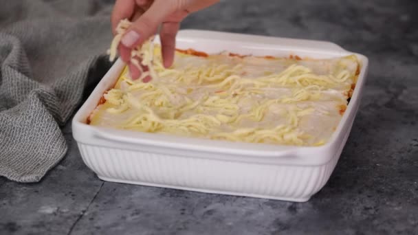 Chef Kookt Italiaanse Lasagne Bestrooid Met Mozzarella — Stockvideo