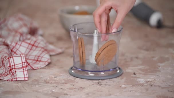 Женщина Кладет Печенье Пищевой Процессор Сделать Тонкие Крошки Торта Базы — стоковое видео