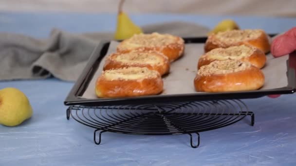 开放的面包 加奶油奶酪和梨 — 图库视频影像