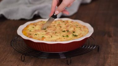 Çoban turtası, kıyma, sebze ve patates püresi ile geleneksel İngiliz yemeği..