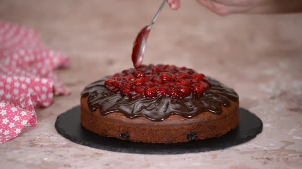 Die Spitze Des Schokoladenkuchens Mit Kirschen Dekoriert — Stockvideo