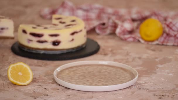 Pedazo de delicioso pastel de queso de cereza. — Vídeos de Stock