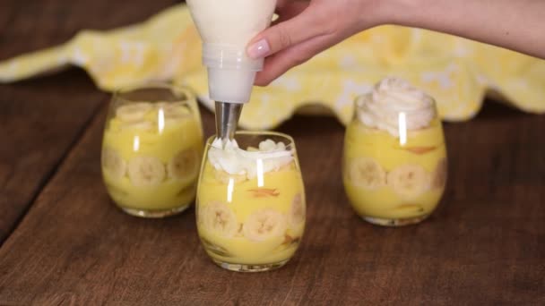 Mujer haciendo pudín de plátano casero con crema batida. — Vídeos de Stock