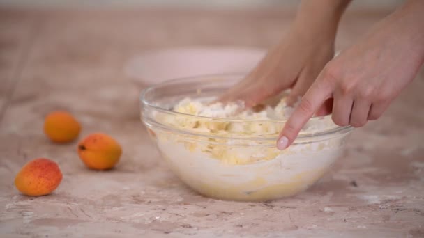 Kobieta Ręce Knead Ciasto w Bowl. — Wideo stockowe