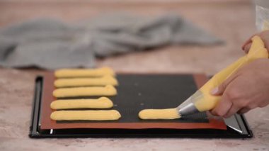 Ev mutfağında eklerlerin hazırlanması. Eklemelerin pişirilme süreci.