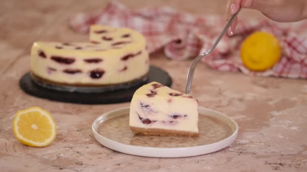 Pedazo Delicioso Pastel Queso Cereza — Vídeo de stock