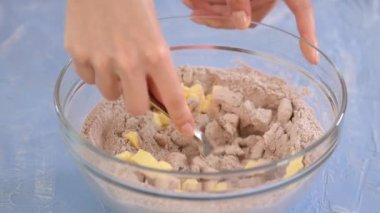 Pişirmek için çikolatalı çörek hamuru karıştırıyorum..