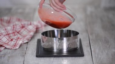 Çilekli kremalı pasta yapma süreci.