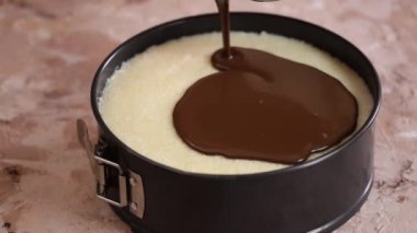 Pasta şefi süslemek için pasta üstüne sıvı çikolata damla.