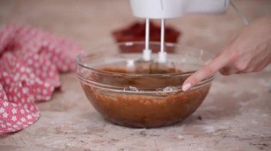 Karıştırıcı çikolata hamurunu kasede dövüyor.