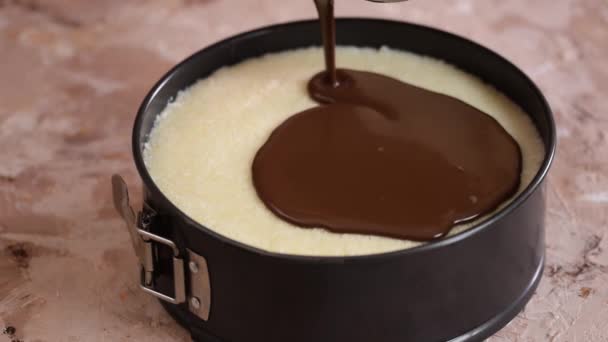 糕点厨师在蛋糕的顶部倒液体巧克力来装饰它 — 图库视频影像