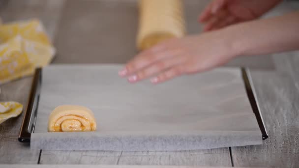 Raw sweet yeast dough on a baking sheet, filling buns jam. Preparation for baking. — стоковое видео