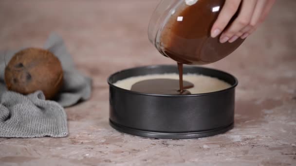 Cukrářské šéfkuchaři nalije na vrchol koláče tekutou čokoládu, aby ji vyzdobit. — Stock video