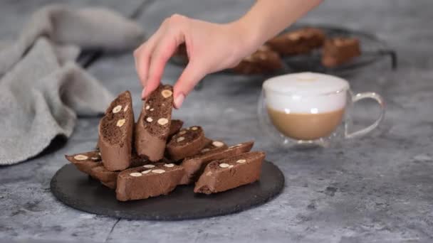 Primer plano de galletas caseras de chocolate y avellanas, biscotti italiano tradicional o cantucci. — Vídeos de Stock