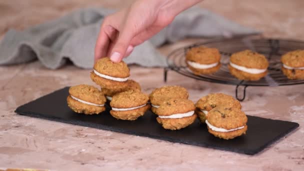 Bolo de cenoura Biscoitos de sanduíche com creme de enchimento de queijo. — Vídeo de Stock