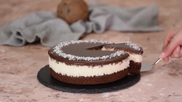 Delicioso pastel de chocolate espolvoreado con coco en la parte superior . — Vídeo de stock