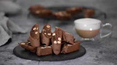 Ev yapımı çikolata ve fındıklı kurabiyeler, geleneksel İtalyan biscotti veya cantucci..