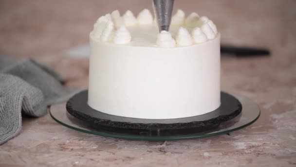 Donna Decorazione Panna Montata Sulla Torta — Video Stock