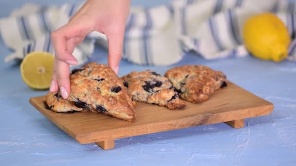 Frische Hausgemachte Blaubeer Frühstückscones — Stockvideo