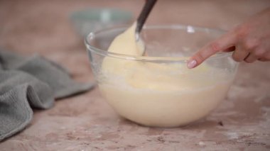 Pasta ve kek için ellerimle hamur işi yapıyorum..