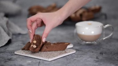 Ev yapımı çikolata ve fındıklı kurabiyeler, geleneksel İtalyan biscotti veya cantucci..
