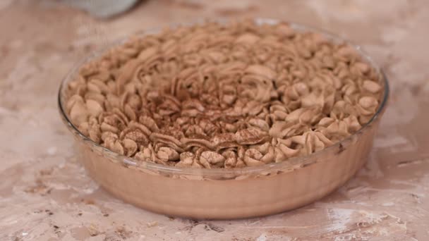 Mujer Espolvorea Pastel Chocolate Con Cacao Polvo — Vídeos de Stock