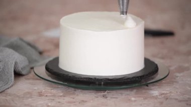 Pastaya krem şanti döken kadın..