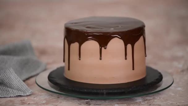 Gâteau Chocolat Avec Glaçure Tourne Sur Support Rotatif — Video