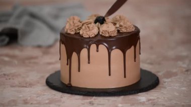 Pasta şefi çikolatalı keki bıçakla keser..