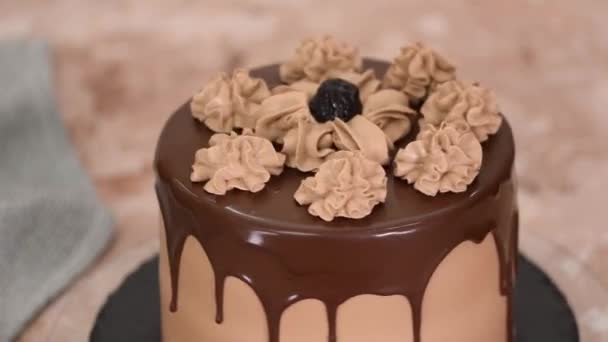 Deliziosa torta al cioccolato sul supporto rotante torta. — Video Stock
